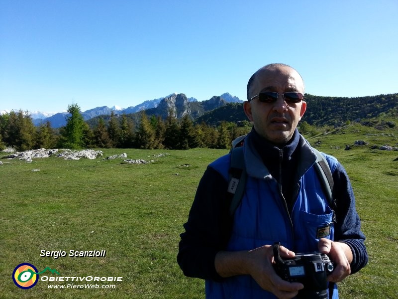 15 Antonio sullo sfondo di montagne famose.jpg